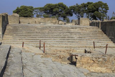 Minojskie stanowisko archeologiczne Fajstos. Schody zaczynające się na zachodnim dziedzińcu i prowadzą do Propylei, głównego i najbardziej imponującego wejścia do nowego pałacu i schodów, które tworzyły siedziby obszaru teatralnego, używanego do wydarzeń r autorstwa Minoan