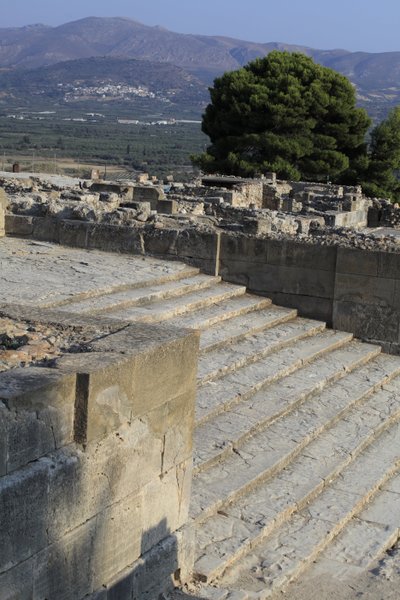 Minojskie stanowisko archeologiczne Fajstos. Schody zaczynają się na zachodnim dziedzińcu i prowadzą do Propylei, głównego i najbardziej imponującego wejścia do nowego pałacu (1700-1450 pne). Fajstos, Kreta. autorstwa Minoan