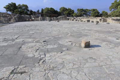 Minojskie stanowisko archeologiczne w Fajstos. Dziedziniec centralny, podstawowy element architektoniczny pałacu Minoen. Jest to rdzeń, wokół którego osadzone są różne skrzydła. Ten centralny dwór został zbudowany w czasach starego pałacu (1900-1700 pne).  autorstwa Minoan