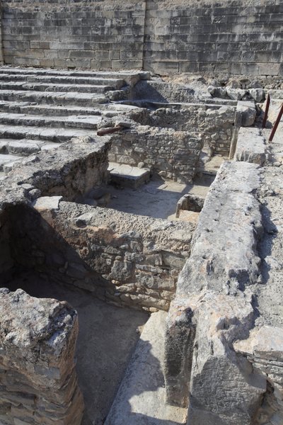 Minojskie stanowisko archeologiczne w Fajstos. Trójstronna świątynia. Ten zespół pomieszczeń przed Pałacem był małą świątynią. Fajstos, Kreta. autorstwa Minoan