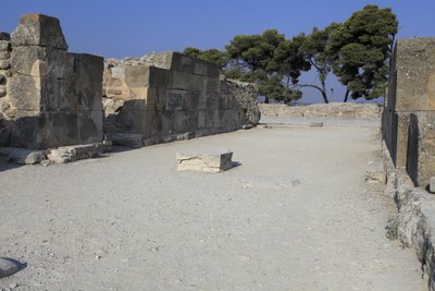 Minojskie stanowisko archeologiczne w Fajstos. Zachodnie czasopisma. Duży zespół magazynów pałacowych. Składa się z przedpokoju, korytarza magazynów i samych magazynów. Na prawo i lewo od korytarza znajdowało się 11 magazynów, w których t autorstwa Minoan