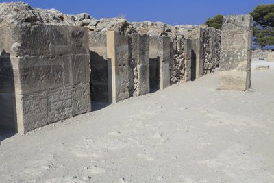 Minojskie stanowisko archeologiczne w Fajstos. Zachodnie czasopisma. Duży zespół magazynów pałacowych. Składa się z przedsionka, korytarza magazynów i samych magazynów. Na prawo i lewo od korytarza znajdowało się 11 magazynów, w których t autorstwa Minoan