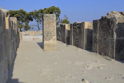 Minojskie stanowisko archeologiczne w Fajstos. Zachodnie czasopisma. Duży zespół magazynów pałacowych. Składa się z przedsionka, korytarza magazynów i samych magazynów. Na prawo i lewo od korytarza znajdowało się 11 magazynów, w których t autorstwa Minoan