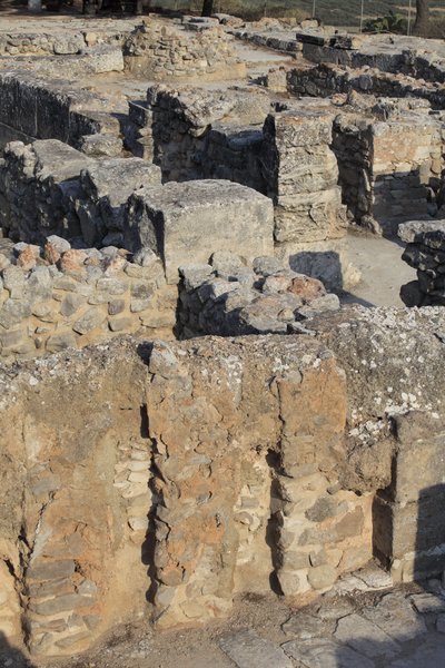 Minojskie stanowisko archeologiczne w Fajstos. Widok na kompleks północno-wschodni. Zespół czterech pomieszczeń bezpośrednio przylegających do starego pałacu. Pomieszczenia te służyły do przechowywania cennych naczyń rytualnych. Słynny „” Dysk Fajstos”” z  autorstwa Minoan