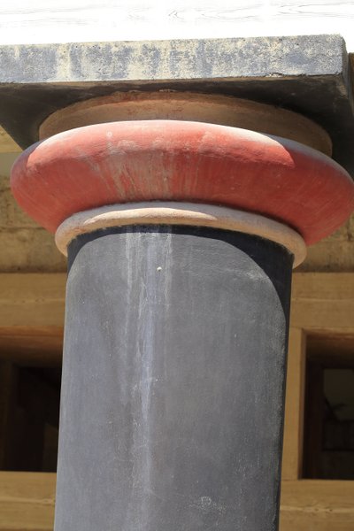 Stanowisko archeologiczne Minoen w Knossos. Fragment kolumny Sali podwójnych toporów i megaron królowej pałacu króla Minosa. Knossos, Kreta. autorstwa Minoan