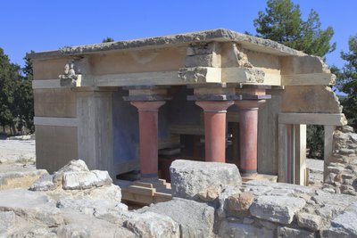 Stanowisko archeologiczne Minoen w Knossos. Północne baseny lustralne. Północne wejście do pałacu. Według A. Evansa budynek ten był używany do ceremonii oczyszczania i dlatego nazwano to miejsce „” misami lustralnymi””. Knossos, Kreta. autorstwa Minoan