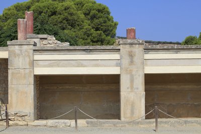 Stanowisko archeologiczne Minoen w Knossos. Zachodnie skrzydło; Aera nazwana „Trójstronną świątynią” przez A. Evansa. Wewnątrz sanktuarium znaleziono wiele przedmiotów religijnych takich jak gliniane tabliczki czy gliniane odciski pieczęci prawdopodobnie z autorstwa Minoan