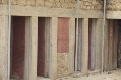 Stanowisko archeologiczne Minoen w Knossos. Skrzydło zachodnie obok „”trójstronnej kapliczki””. Pomieszczenie z dwoma dużymi prostokątnymi repozytoriami zatopionymi w podłodze. Były pełne glinianych wazonów i cennych beczek, wśród których znalazły się słyn autorstwa Minoan