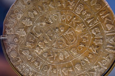 Dysk Fajstos. Znaki symboliczne ułożone w spiralę (strona A), początek XVII w. p.n.e. autorstwa Minoan