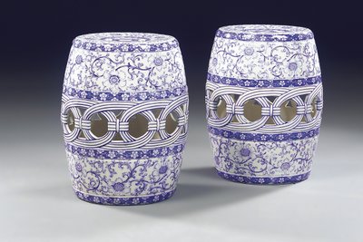 Para niebiesko-białych siedzeń ogrodowych, ok.1860 autorstwa Mintons Ltd