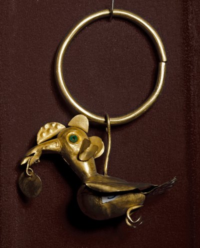 Sztuka przedkolumbijska, kultura Mochica (brzydka, monchique): kolczyk ze złotym ptakiem. 200-500 apres JC Private Collection autorstwa Moche Moche