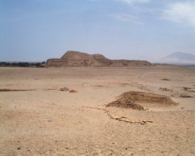 Widok na ceglaną świątynię Mochican (1983 - Fotografia) autorstwa Moche Moche