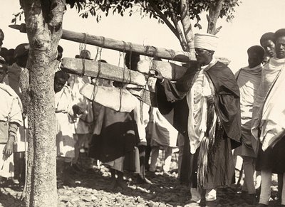 Budowanie imperium w epoce faszystowskiej: dzwony abisyńskie, 09.05.1936 (zdjęcie czarno-białe) autorstwa Modestino Baldinetti