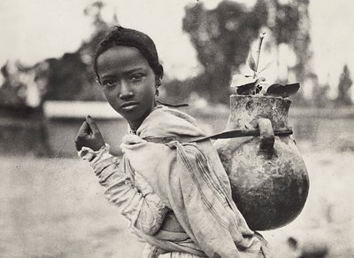 „Budowanie imperium” w epoce faszystowskiej: Abisyńska dziewczyna, 09.05.1936 (zdjęcie czarno-białe) autorstwa Modestino Baldinetti