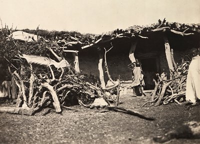 Budowanie imperium w epoce faszystowskiej: chata abisyńska, 09.05.1936 (zdjęcie czarno-białe) autorstwa Modestino Baldinetti