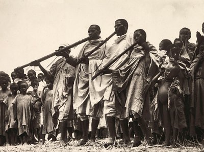 Budowanie imperium w epoce faszystowskiej: muzycy abisyńscy, 09.05.1936 (zdjęcie czarno-białe) autorstwa Modestino Baldinetti