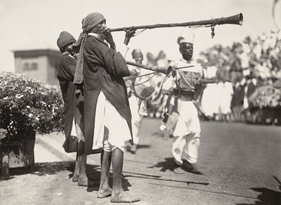 „Budowanie imperium” w epoce faszystowskiej: muzycy abisyńscy, 9.05.1936 (zdjęcie czarno-białe) autorstwa Modestino Baldinetti