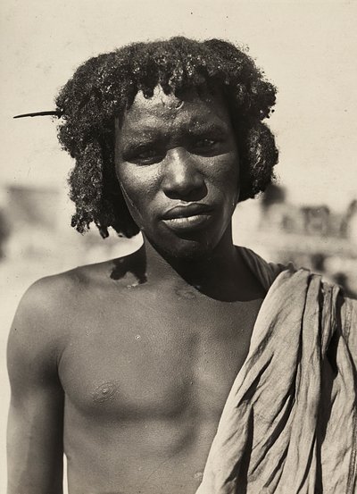 „Budowanie imperium” w epoce faszystowskiej: młodzież Cunamy, 09.05.1936 (zdjęcie czarno-białe) autorstwa Modestino Baldinetti