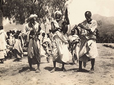 „Budowanie imperium” w epoce faszystowskiej: muzycy Habab, 9.05.1936 (zdjęcie czarno-białe) autorstwa Modestino Baldinetti