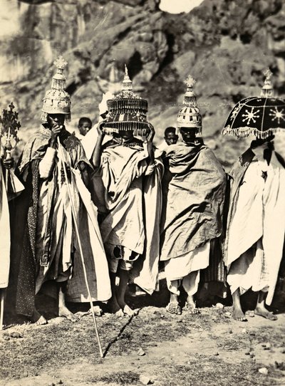 „Budowanie imperium” w epoce faszystowskiej: grupa księży abisyńskich, 09.05.1936 (zdjęcie czarno-białe) autorstwa Modestino Baldinetti