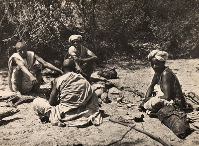 Budowanie imperium w epoce faszystowskiej: grupa nomadów odpoczywających, 09.05.1936 (zdjęcie czarno-białe) autorstwa Modestino Baldinetti