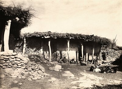 Budowanie imperium w epoce faszystowskiej: dom abisyński w Edmò, 09.05.1936 (zdjęcie czarno-białe) autorstwa Modestino Baldinetti