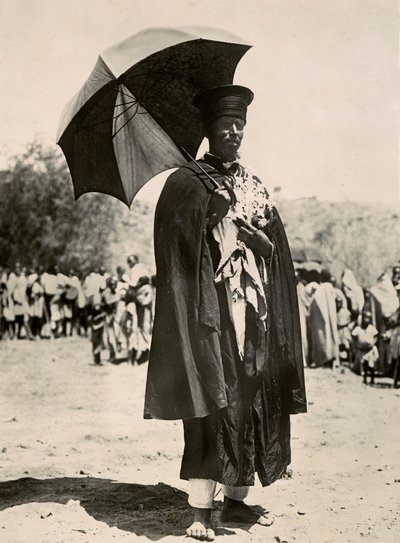 Budowanie imperium w epoce faszystowskiej: ksiądz abisyński, 09.05.1936 (zdjęcie czarno-białe) autorstwa Modestino Baldinetti