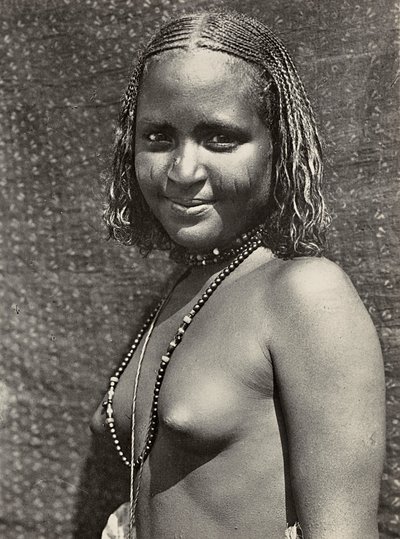 „Budowanie imperium” w epoce faszystowskiej: dziewczyna Habab, 09.05.1936 (zdjęcie czarno-białe) autorstwa Modestino Baldinetti