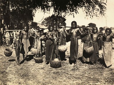 Budowanie imperium w epoce faszystowskiej: nosiciele wody Cunama, 09.05.1936 (zdjęcie czarno-białe) autorstwa Modestino Baldinetti