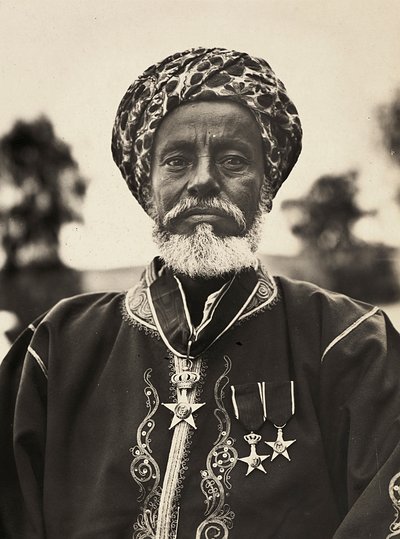 „Budowanie imperium” w epoce faszystowskiej: wódz plemienia Habab, 09.05.1936 (zdjęcie czarno-białe) autorstwa Modestino Baldinetti
