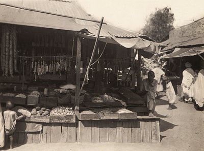 „Budowanie imperium” w epoce faszystowskiej: rodzimy sklep w Cheren, 09.05.1936 (zdjęcie czarno-białe) autorstwa Modestino Baldinetti