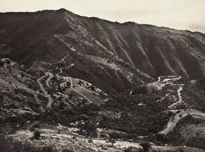 „Budowanie imperium” w epoce faszystowskiej: droga na wzgórzach Massaua-Asmara, 09.05.1936 (zdjęcie czarno-białe) autorstwa Modestino Baldinetti