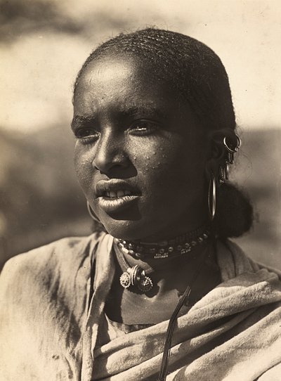 Budowanie imperium w epoce faszystowskiej: młoda abisyńska dziewczyna, 09.05.1936 (zdjęcie czarno-białe) autorstwa Modestino Baldinetti