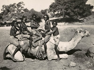 „Budowanie imperium” w epoce faszystowskiej: młodzi nomadzi, 09.05.1936 (zdjęcie czarno-białe) autorstwa Modestino Baldinetti