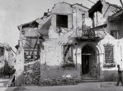 Bombardowania Sermide: dom poważnie uszkodzony podczas II wojny światowej. Widać część elewacji autorstwa Modestino Baldinetti