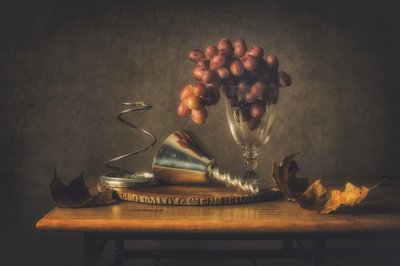 Martwa natura z jesiennymi winogronami autorstwa Monique van Velzen