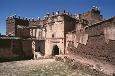 Zewnętrzny widok na Kasbah Thamiel glaoui autorstwa Moroccan School
