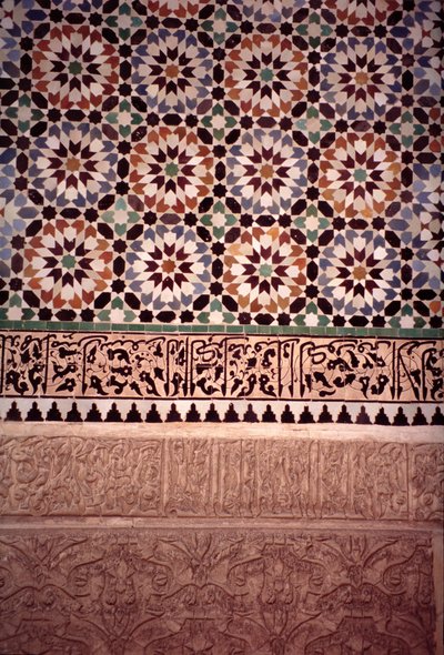 Dolna ściana dziedzińca głównego, zbudowana przez Saadytów w 1565 r. (kafelki zellij i sztukaterie) autorstwa Moroccan School