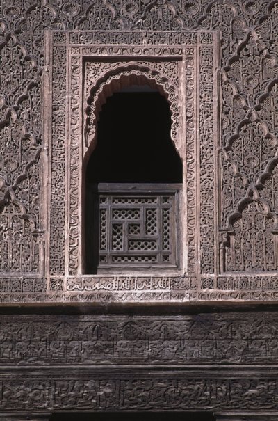 Widok okna na dziedzińcu Medersy Ali ben Youssef, zbudowanej przez Saadytów w 1565 roku (drewno cedrowe i sztukaterie) autorstwa Moroccan School