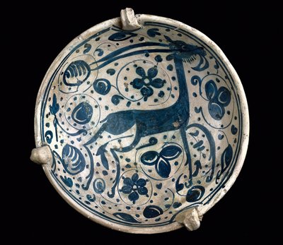 Art mudejar: ceramiczny puchar azul, ozdobiony jeleniem z Paterny, Manises (w stylu hiszpańsko-mauretańskim). XIV lub XV-wieczna Barcelona. Muzeum Ceramiki w Barcelonie, Hiszpania autorstwa Mudejar School