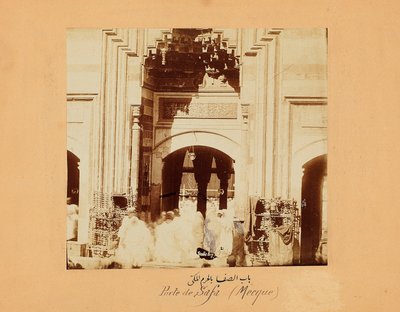 Brama Safa, jedna z grupy fotografii Mekki i świętych miejsc islamu, ok. 1879-80 (druk albumowy) autorstwa Muhammad Sadiq Bey