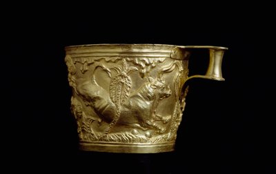 Sztuka mykeńska: złoty puchar zdobiony płaskorzeźbą byka z Vapheio, mykeńskiej fortecy na południe od miejsca Sparty. 1500 pne Ateny, Narodowe Muzeum Archeologiczne autorstwa Mycenaean