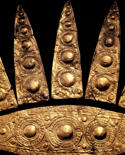Sztuka mykeńska: fragment złotej diademy grobowej z grobowca III w Mykenach. XVI w. p.n.e. Ciemny. 14 cm Ateny, Narodowe Muzeum Archeologiczne autorstwa Mycenaean