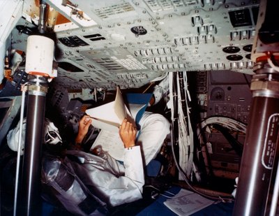 Astronauta w module dowodzenia NASA, lata 70. autorstwa NASA Images