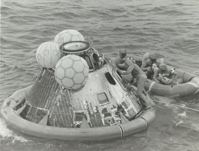 [Astronauci w łodzi ratunkowej po rozprysku Apollo 11], 1969. autorstwa NASA Images