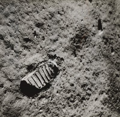 Ślad Buzza Aldrina na powierzchni Księżyca, 1969. autorstwa NASA Images