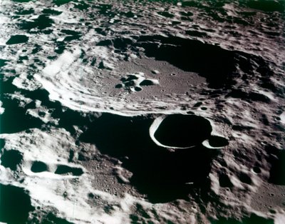 Zbliżenie krateru na powierzchni Księżyca. autorstwa NASA Images