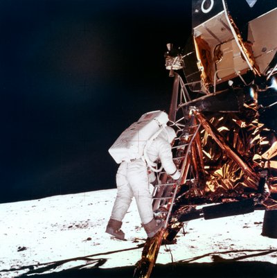 Edwin Buzz Aldrin schodzi po stopniach drabiny Modułu Księżycowego, aby chodzić po Księżycu, 1969. autorstwa NASA Images