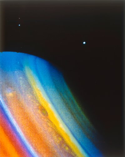 Saturn i jego księżyc Dione, widziane z sondy Voyager 2. autorstwa NASA Images