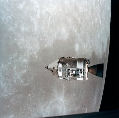 Moduły dowodzenia i obsługi Apollo 15 na orbicie księżycowej, 1971. autorstwa NASA Images